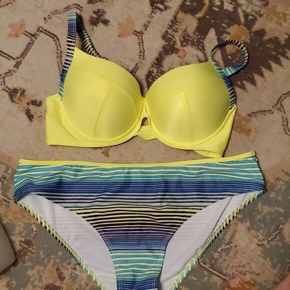 Sexy Padded Gather Yellow Swimming Attire For Ladies - Picture 2 of 4